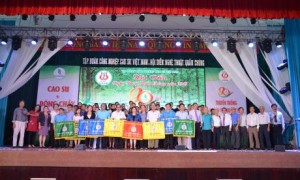 Các đơn vị chụp ảnh lưu niệm với Ban tổ chức, Hội đồng nghệ thuật.
