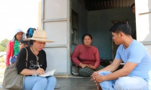 Tác giả (ngoài cùng bên trái) trò chuyện với công nhân người Campuchia bên căn nhà khang trang do công ty xây dựng. Ảnh: Ngọc Cẩm