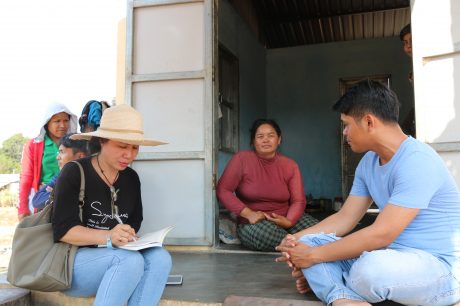 Tác giả (ngoài cùng bên trái) trò chuyện với công nhân người Campuchia bên căn nhà khang trang do công ty xây dựng. Ảnh: Ngọc Cẩm