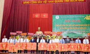 Ông Huỳnh Văn Bảo - Thành viên HĐQT, TGĐ VRG (giữa) và ông Trần Đức Thuận - Thành viên HĐQT VRG trao cờ thi đua cho các đơn vị
tại Hội nghị Tổng kết SXKD năm 2019. Ảnh: Vũ Phong.