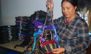 Chị Mlop giới thiệu những sản phẩm hoàn thiện