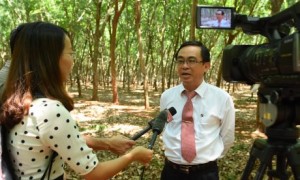 Ông Đỗ Minh Tuấn trả lời phỏng vấn báo chí tại lễ ra quân khai thác năm 2019. Ảnh Vũ Phong