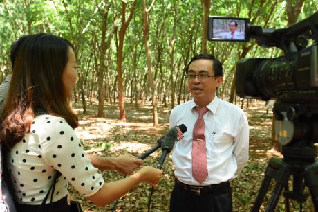 Ông Đỗ Minh Tuấn trả lời phỏng vấn báo chí tại lễ ra quân khai thác năm 2019. Ảnh Vũ Phong