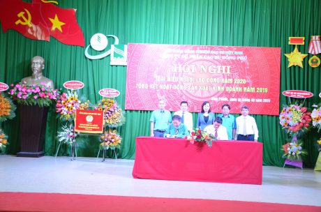Ký kết thỏa ước lao động tập thể tại Hội nghị NLĐ Cao su Đồng Phú. Ảnh: Đào Phong