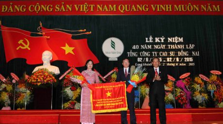 Lãnh đạo VRG trao Cờ thi đua Chính phủ cho TCT tại lễ kỷ niệm 40 năm thành lập, vào năm 2015. Ảnh: Vũ Phong. 