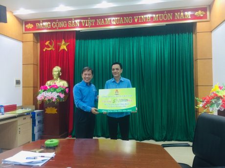 Ông Võ Việt Ngân - Phó Chủ tịch CĐ CSVN trao kinh phí thực hiện chương trình Ánh sáng CĐ và thiết chế văn hóa. Ảnh: Ng.Thắng 