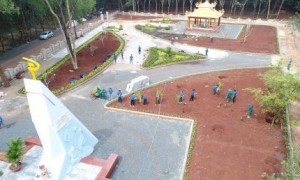 Đoàn viên Thanh niên và công nhân Công ty CPCS Đồng Phú trồng hoa trong khuôn viên di tích đang được tôn tạo. ẢNH: Vũ Phong.