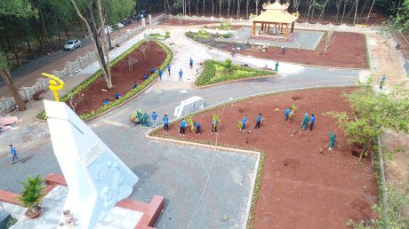Đoàn viên Thanh niên và công nhân Công ty CPCS Đồng Phú trồng hoa trong khuôn viên di tích đang được tôn tạo. ẢNH: Vũ Phong.
