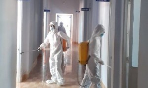Phun thuốc diệt khuẩn tại Bệnh viện Cao su Phú Riềng. Ảnh: CTV