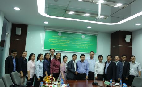 Lãnh đạo VRG chụp hình lưu niệm với đoàn công tác Tổng cục Thuế Campuchia.
