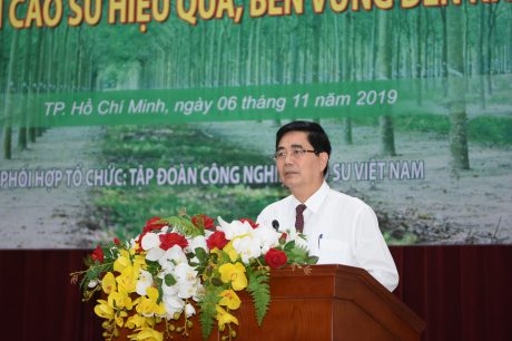 Đ/c Cao Đức Phát - Ủy viên TW Đảng, Phó Trưởng Ban Thường trực Ban Kinh tế TW phát biểu tại Hội nghị phát triển cao su hiệu quả, bền vững đến năm 2030. ẢNH: VŨ PHONG